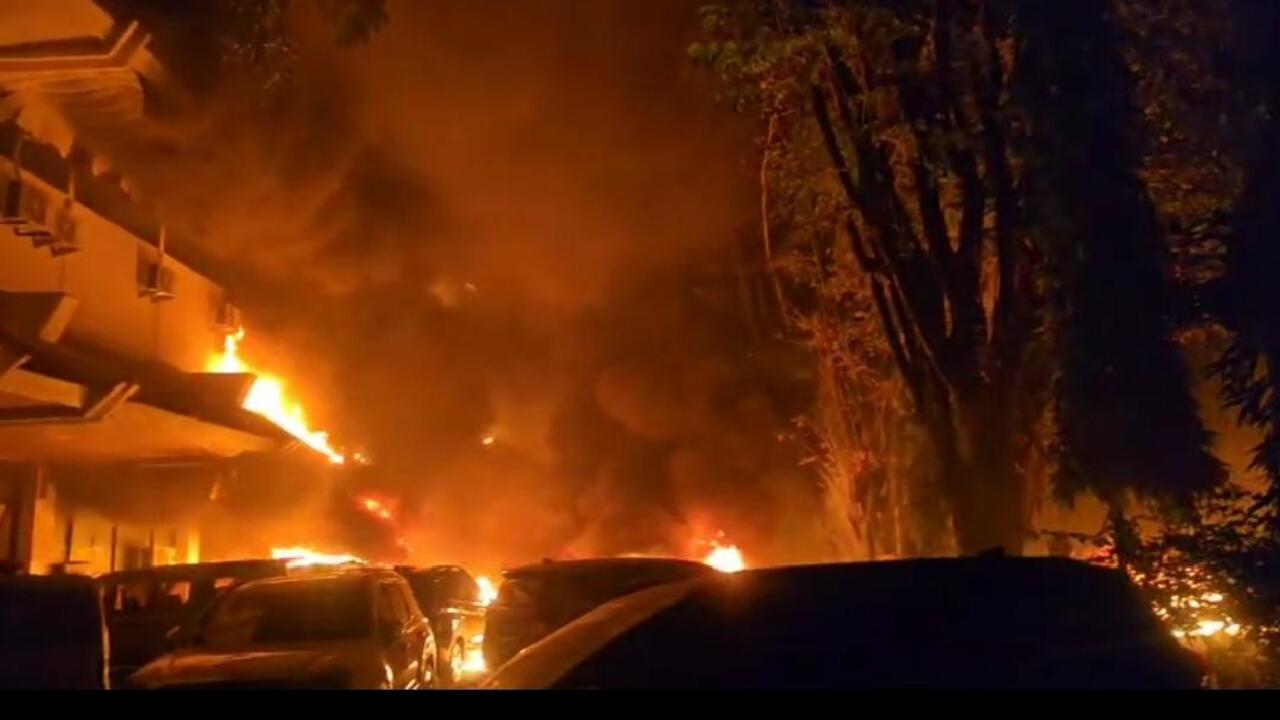 Amukan Massa di Makassar Enam Motor, Mobil, Hingga Gedung DPRD Hangus Terbakar