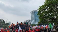 Ricuh di Depan Gedung DPR, Aksi Massa Dibubarkan Polisi dengan Water Cannon
