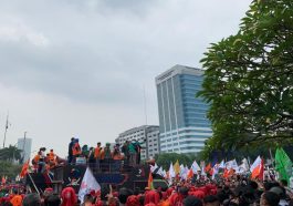 Ricuh di Depan Gedung DPR, Aksi Massa Dibubarkan Polisi dengan Water Cannon