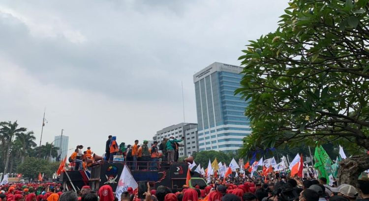 Ricuh di Depan Gedung DPR, Aksi Massa Dibubarkan Polisi dengan Water Cannon