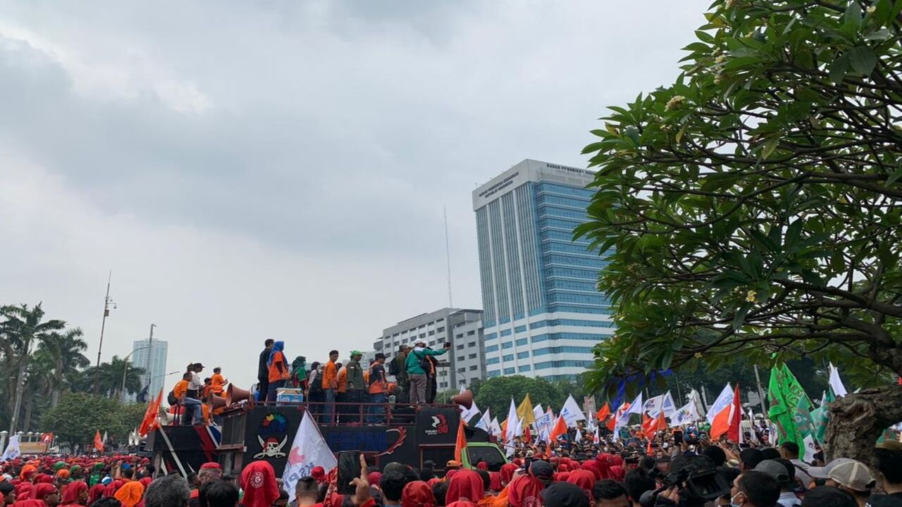 Ricuh di Depan Gedung DPR, Aksi Massa Dibubarkan Polisi dengan Water Cannon